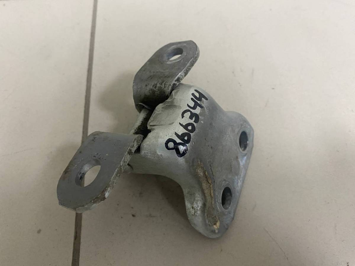 Петля двери передней правой нижняя Toyota Camry (XV30) 2001-2006