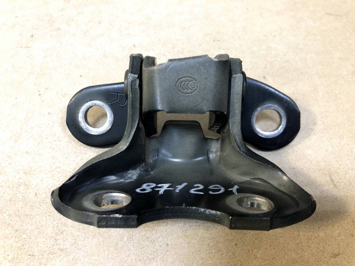 Петля двери передней правой нижняя Toyota Camry (V50) 2011-2017
