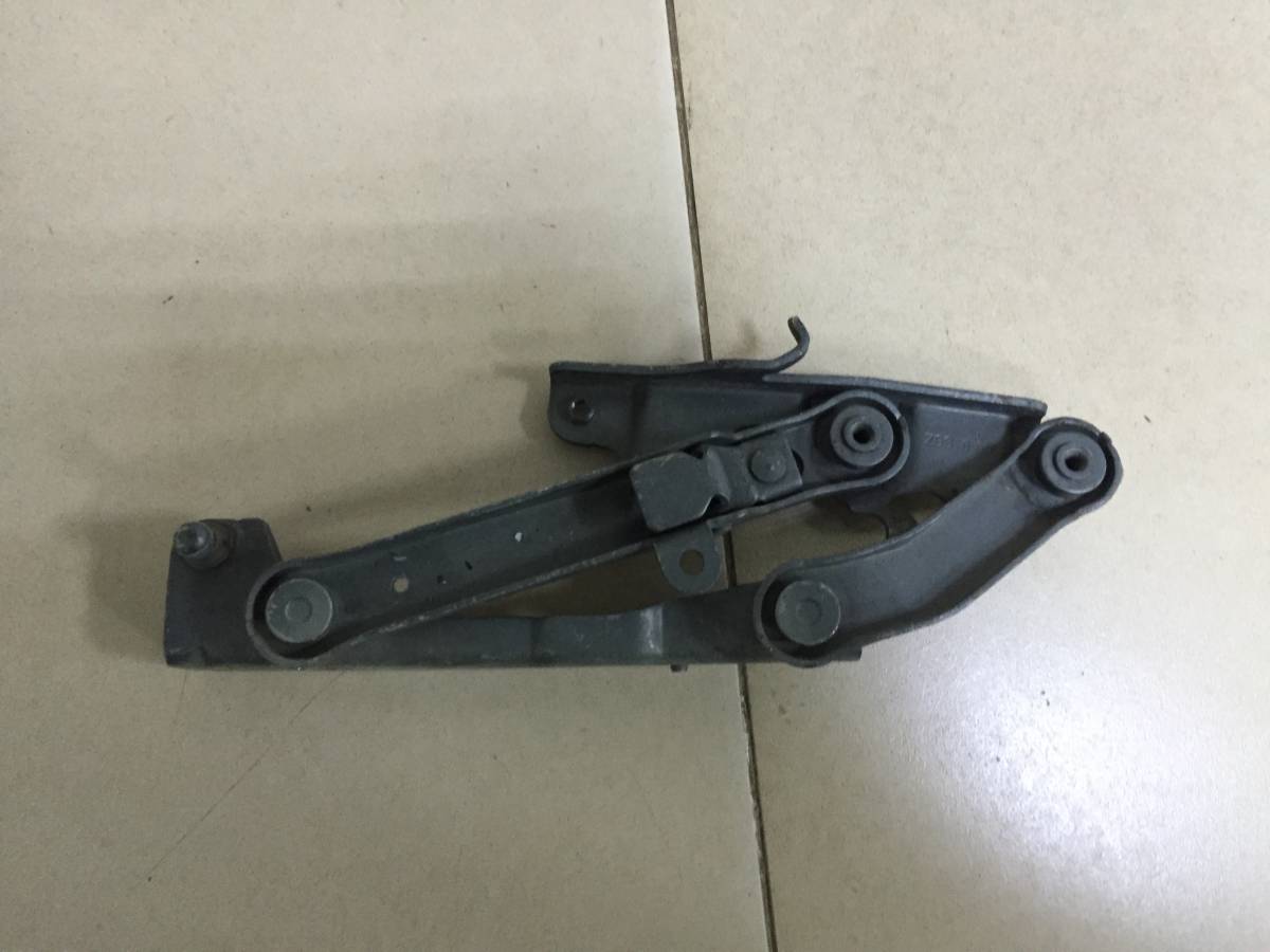 Петля капота правая Mercedes-Benz E-Class (W211) 2002-2009