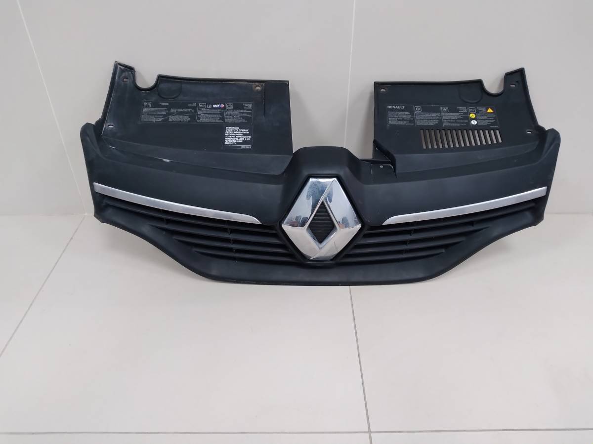 Решетка радиатора Renault Sandero 2014>