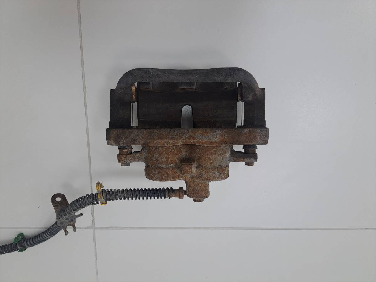 Суппорт передний левый Land Rover Discovery 3 2004-2009