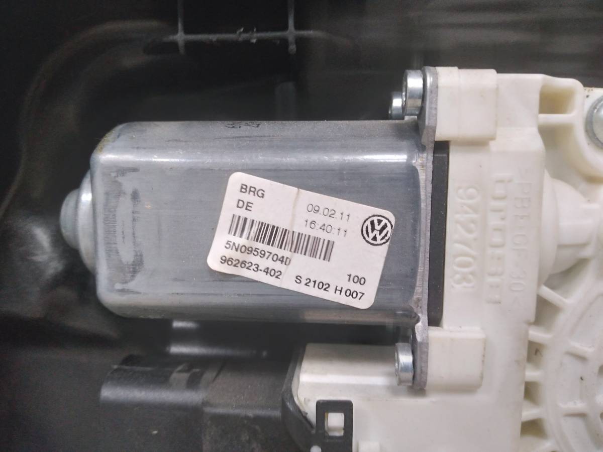 Стеклоподъемник электр. задний правый Volkswagen Tiguan (5N2) 2011-2016