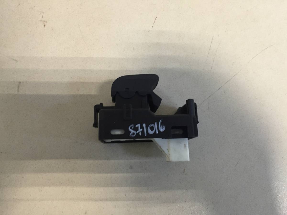 Кнопка стеклоподъемника Toyota Camry (V50) 2011-2017