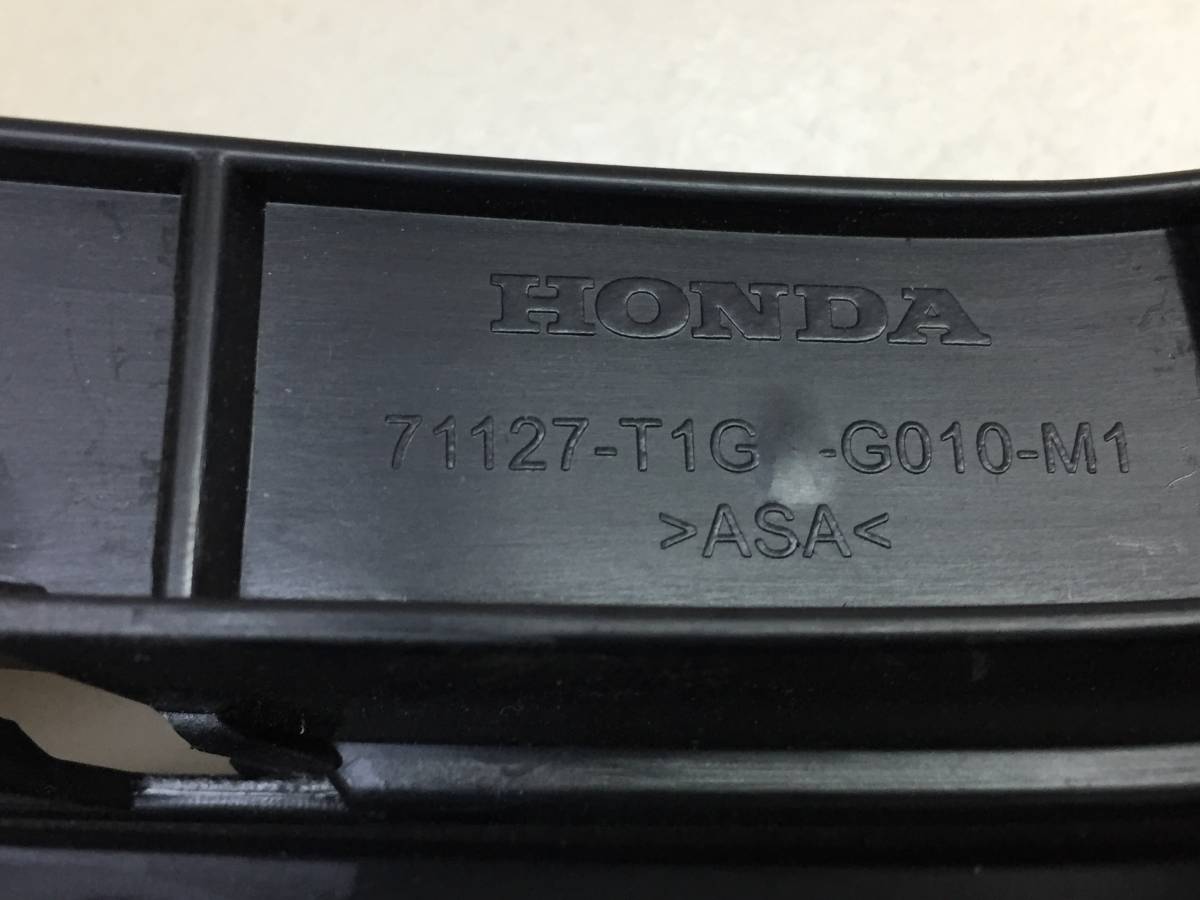 Накладка на решетку радиатора Honda CR-V 2012-2017