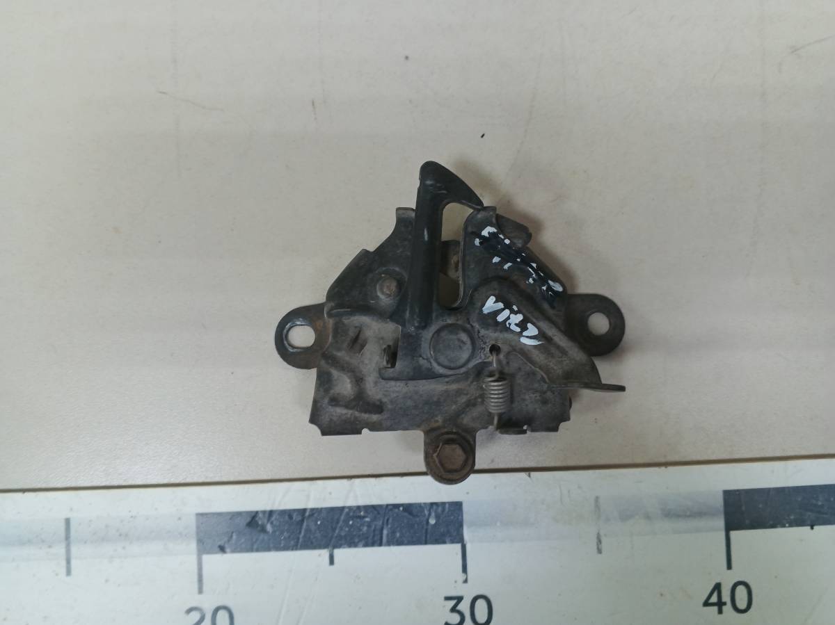 Замок капота Toyota Vitz (P10) 1999-2005