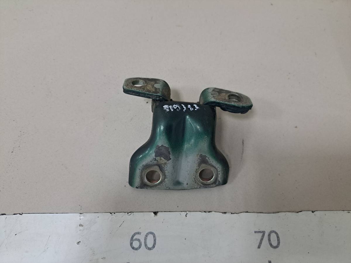 Петля двери Mitsubishi L200 (K6,K7) 1996-2006 Петля двери Mitsubishi L200 (K6,K7) 1996-2006
