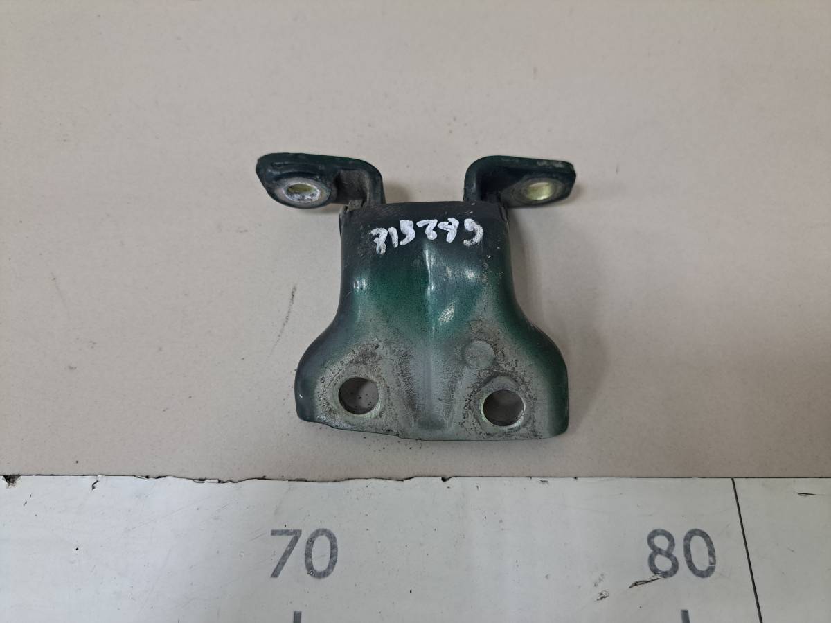 Петля двери Mitsubishi L200 (K6,K7) 1996-2006 Петля двери Mitsubishi L200 (K6,K7) 1996-2006