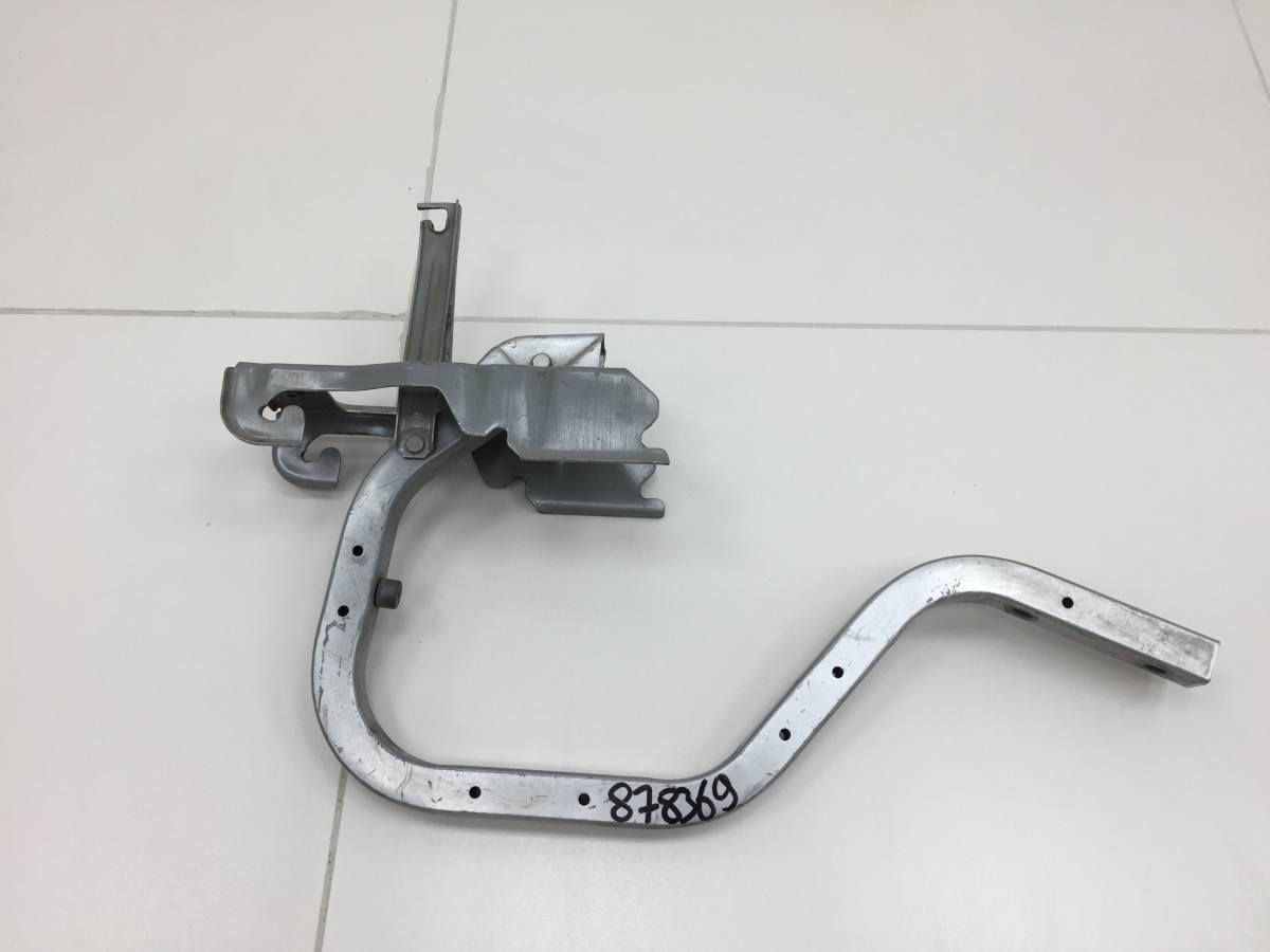 Петля крышки багажника Nissan Cefiro (A32) 1994-1999