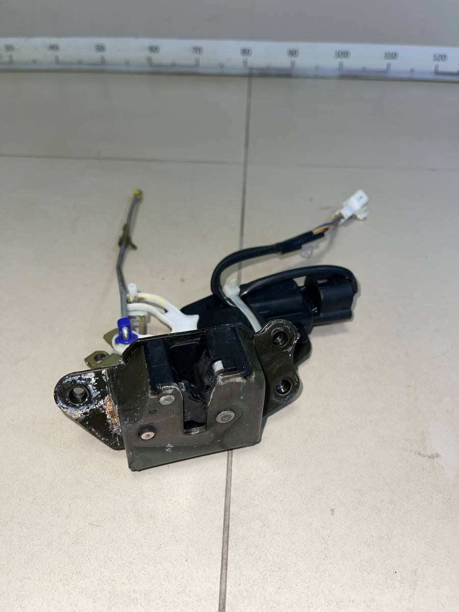 Замок багажника Toyota Noah (R60) 2001-2007