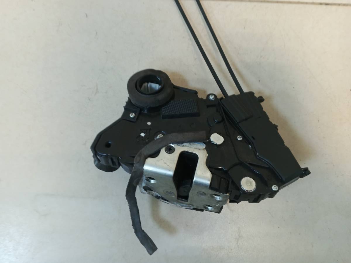 Замок двери передней левой Toyota Yaris (P90) 2005-2011
