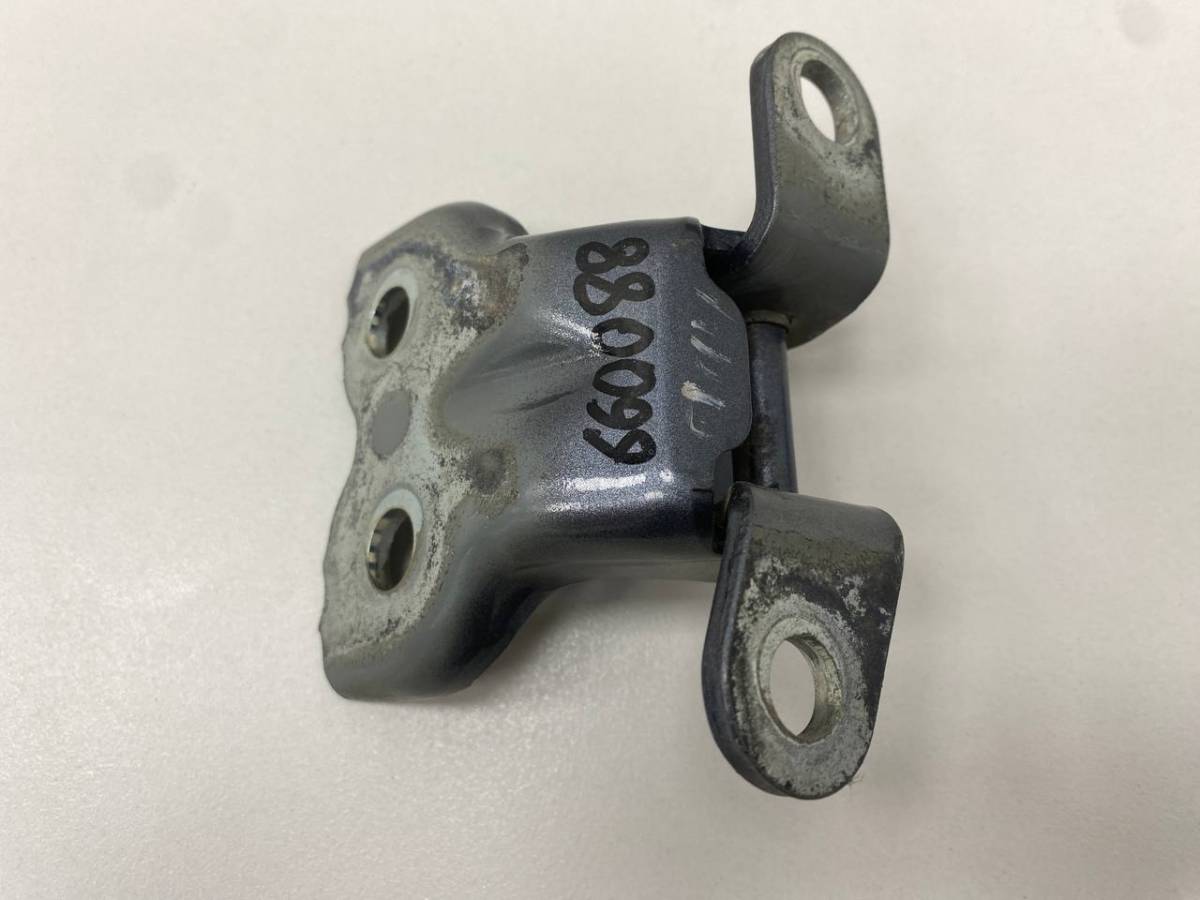 Петля двери передней правой нижняя Toyota Avensis (T250) 2003-2009