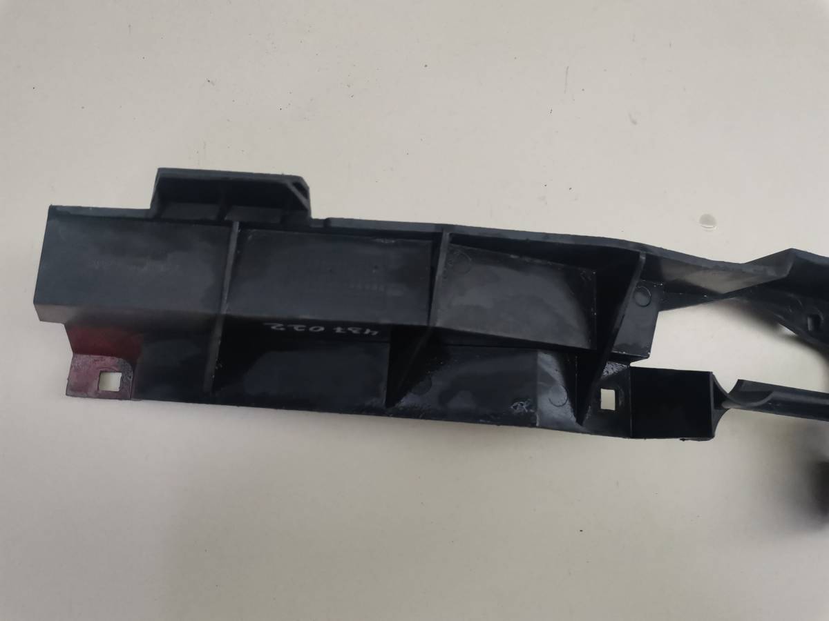 Кронштейн фар правый Land Rover Discovery 3 2004-2009