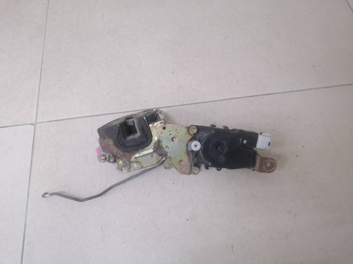Замок двери передней правой Subaru Forester (S11) 2002-2007