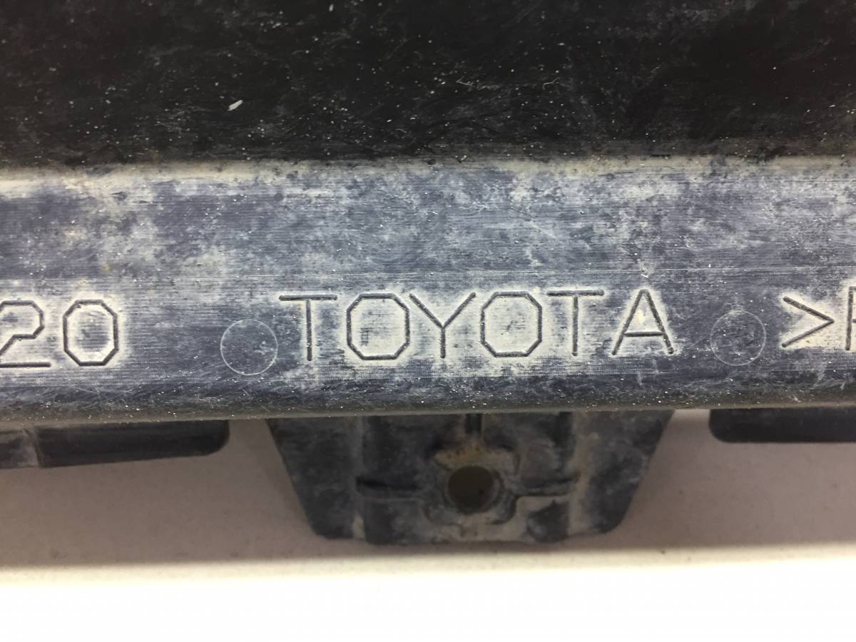 Накладка переднего бампера центральная Toyota Land Cruiser Prado (J150) 2009>