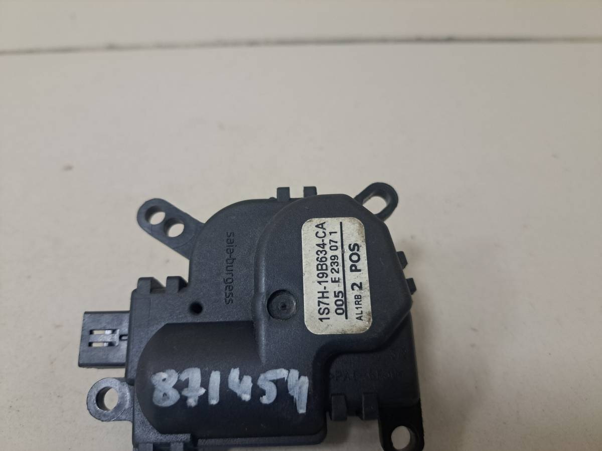 Моторчик заслонки печки Ford Fusion (JU) 2002-2012 Моторчик заслонки печки Ford Fusion (JU) 2002-2012