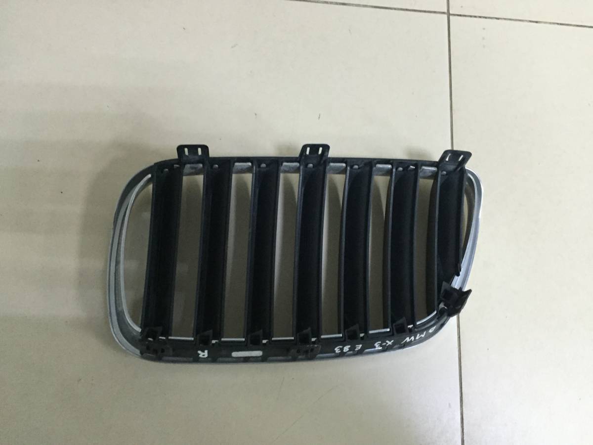 Решетка радиатора правая BMW X3 E83 2004-2010