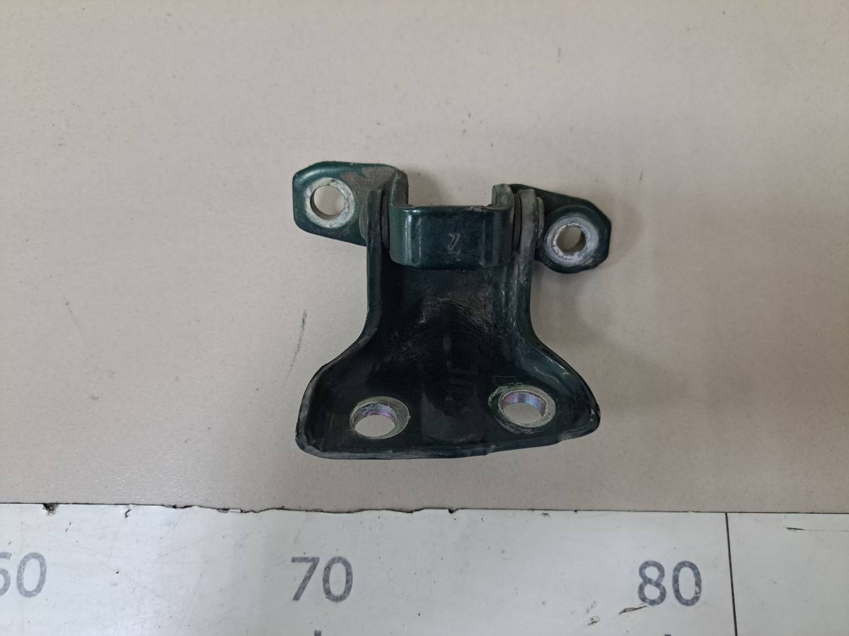 Петля двери Mitsubishi L200 (K6,K7) 1996-2006 Петля двери Mitsubishi L200 (K6,K7) 1996-2006