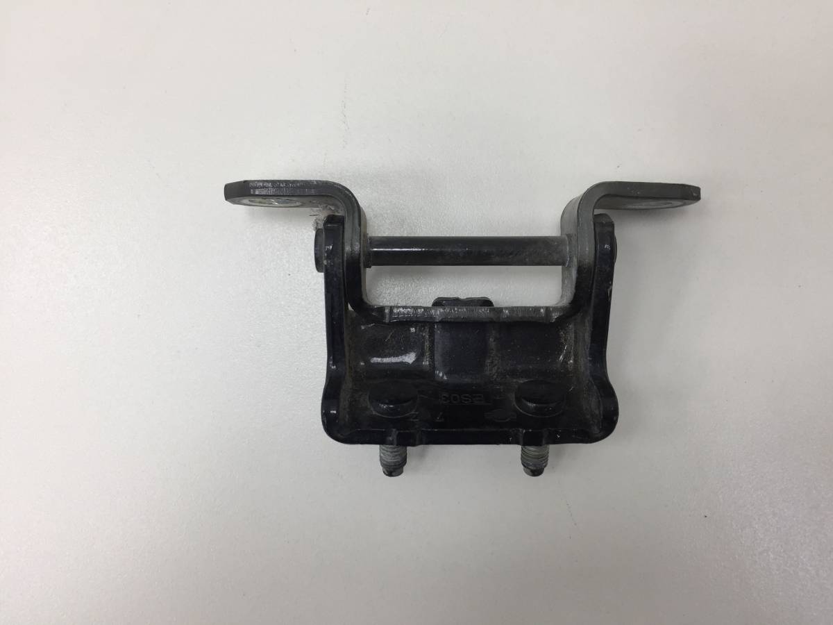 Петля двери задней правой верхняя Nissan Qashqai (J10) 2006-2013
