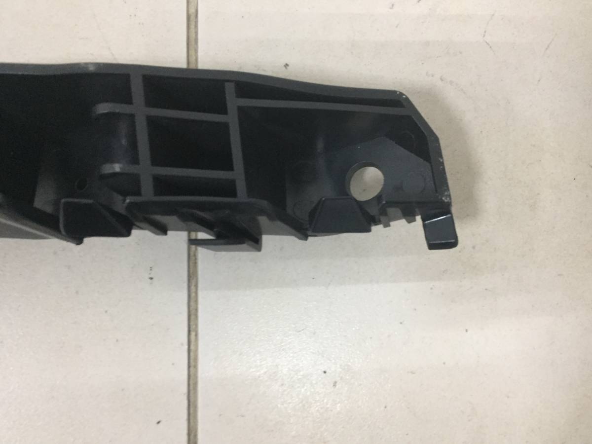 Направляющая переднего бампера левая Kia Venga (YN) 2010-2017