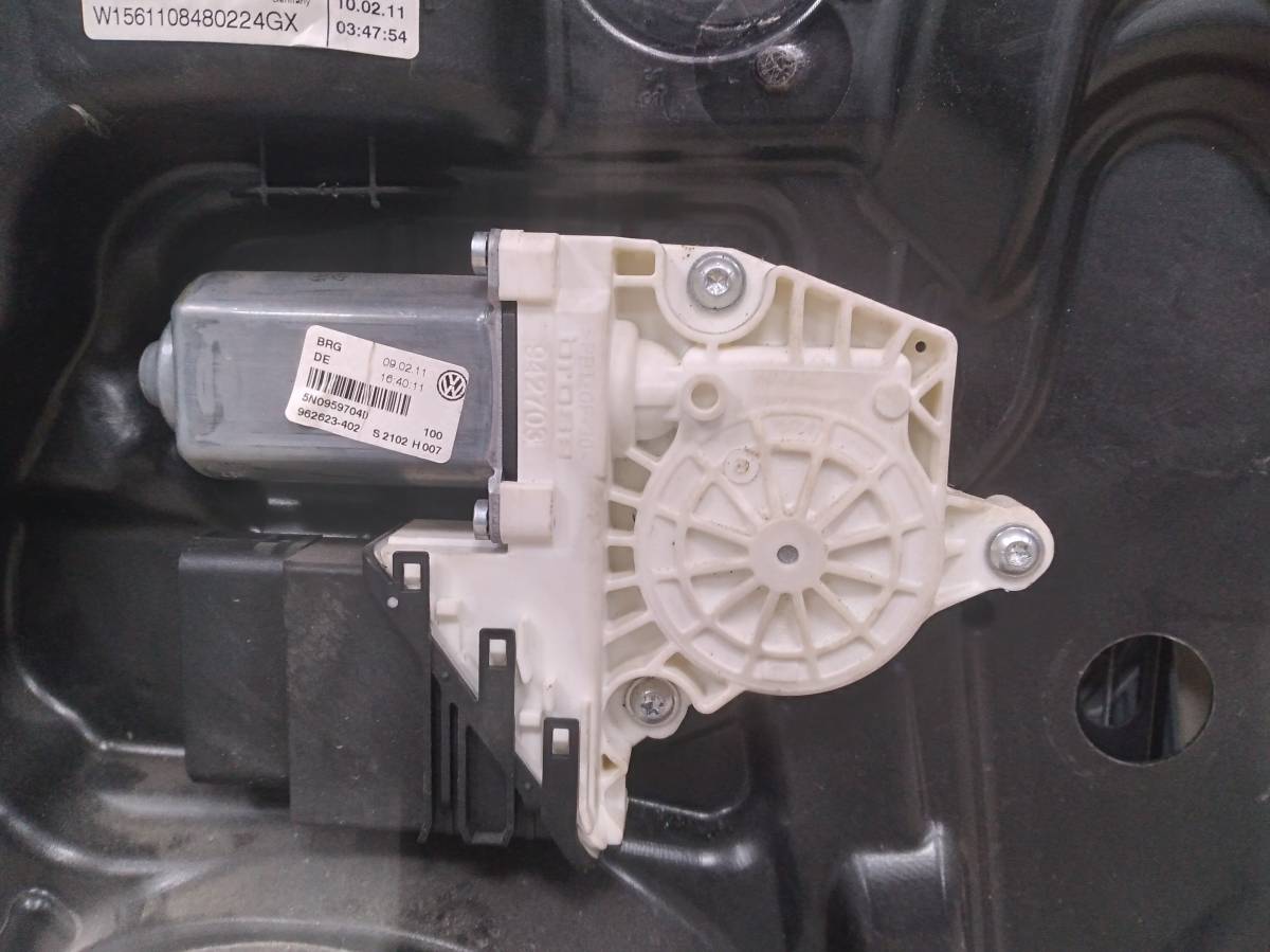 Стеклоподъемник электр. задний правый Volkswagen Tiguan (5N2) 2011-2016