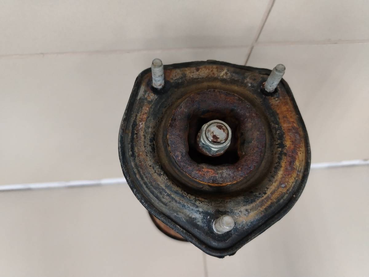 Амортизатор задний правый Toyota Carina (T210) 1996-2001 Амортизатор задний правый Toyota Carina (T210) 1996-2001
