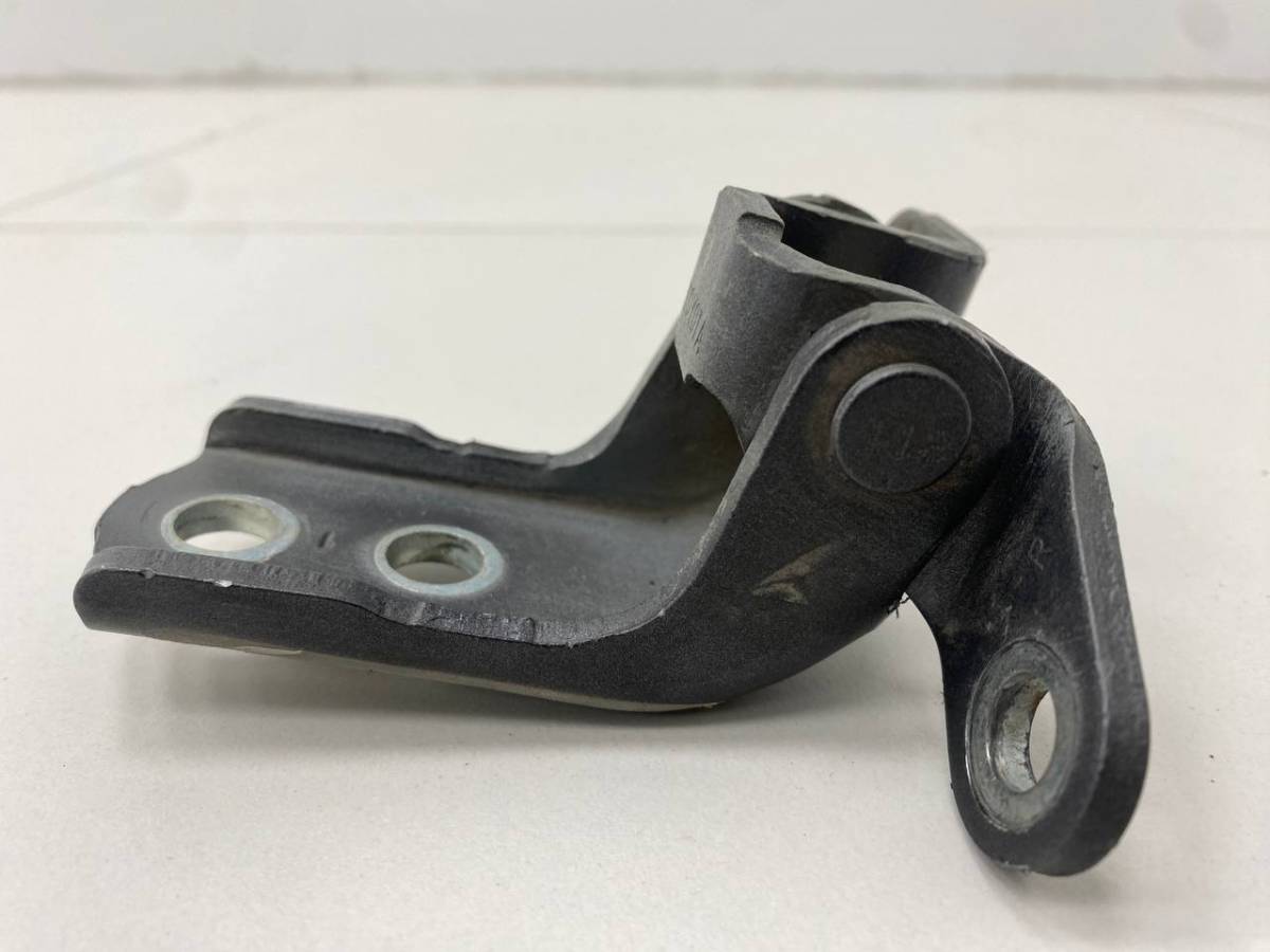 Петля двери передней правой верхняя Toyota Avensis (T250) 2003-2009