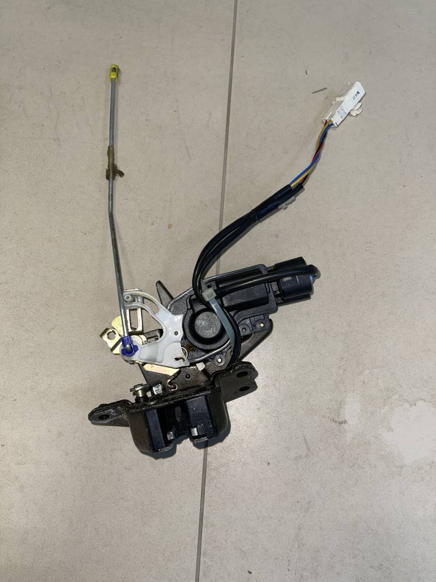 Замок багажника Toyota Noah (R60) 2001-2007