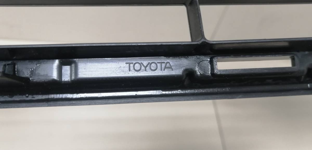 Решетка в бампер центральная Toyota Rav 4 (A40) 2013>