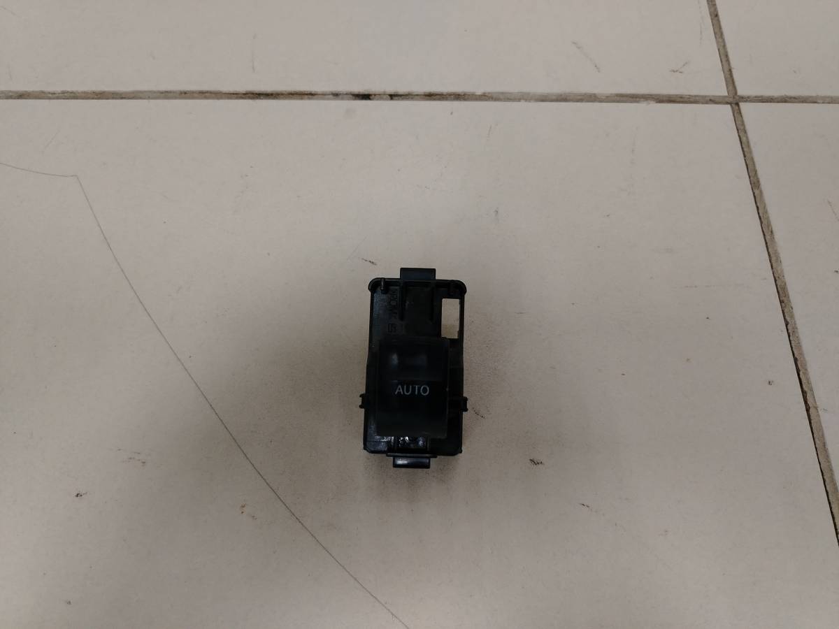 Кнопка стеклоподъемника Toyota Camry (V50) 2011-2017