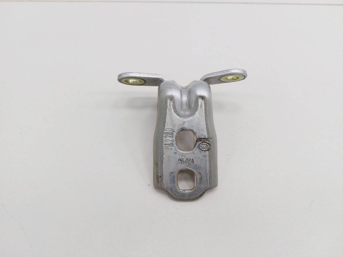 Петля двери передней левой верхняя Chevrolet Cobalt (T250) 2011-2015