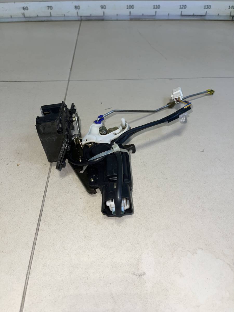 Замок багажника Toyota Noah (R60) 2001-2007