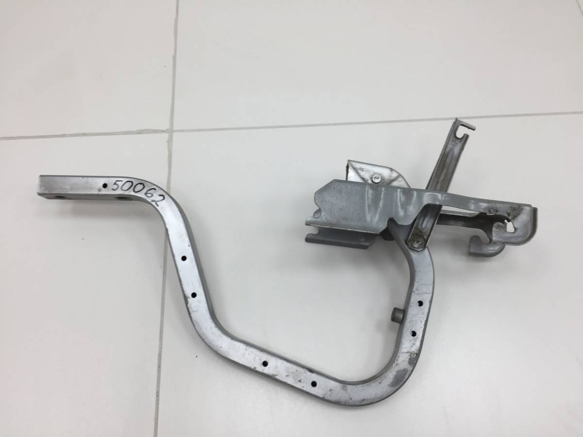 Петля крышки багажника Nissan Cefiro (A32) 1994-1999