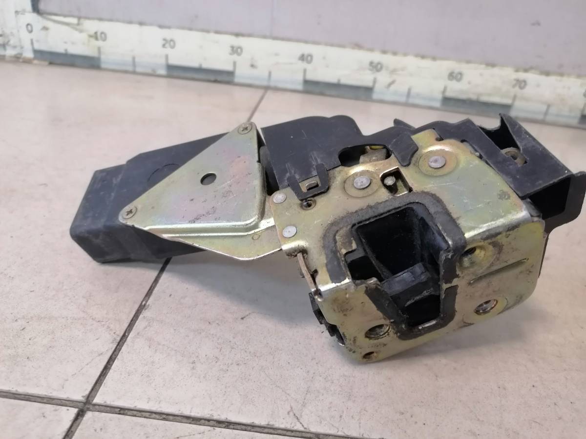 Замок двери передней правой Volvo V40 2001-2004
