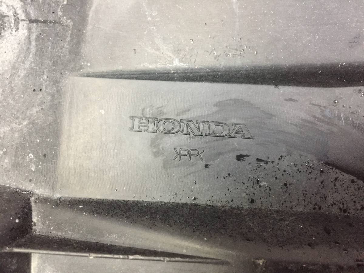 Решетка в бампер центральная Honda Civic 4D 2012>