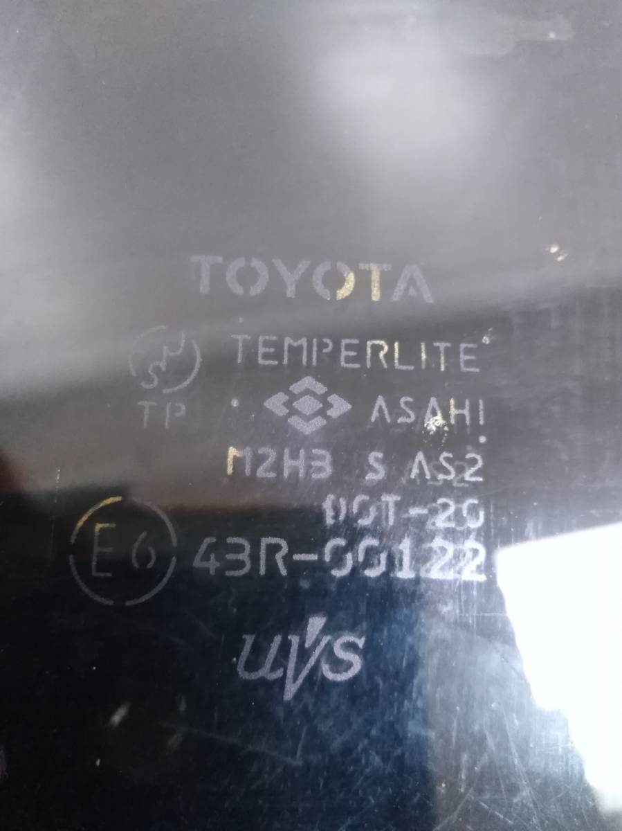 Стекло двери задней левой Toyota Vitz (P10) 1999-2005