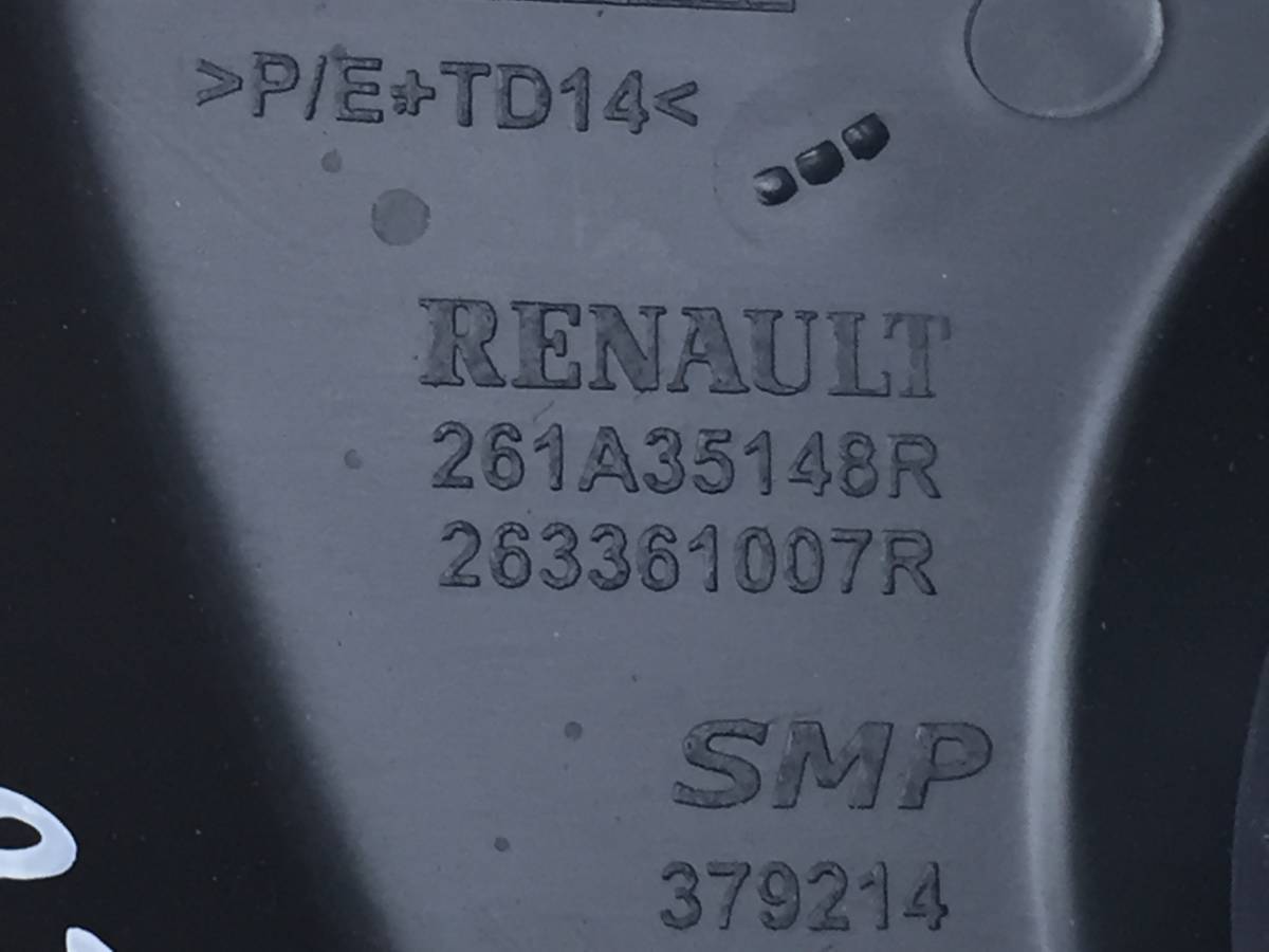 Решетка в бампер левая Renault Duster 2012>