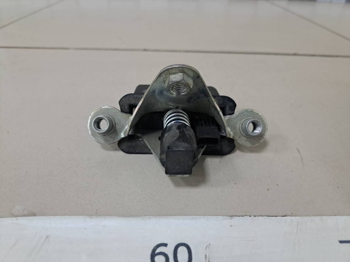 Замок багажника Skoda Octavia (A5 1Z-) 2004-2013 Замок багажника Skoda Octavia (A5 1Z-) 2004-2013