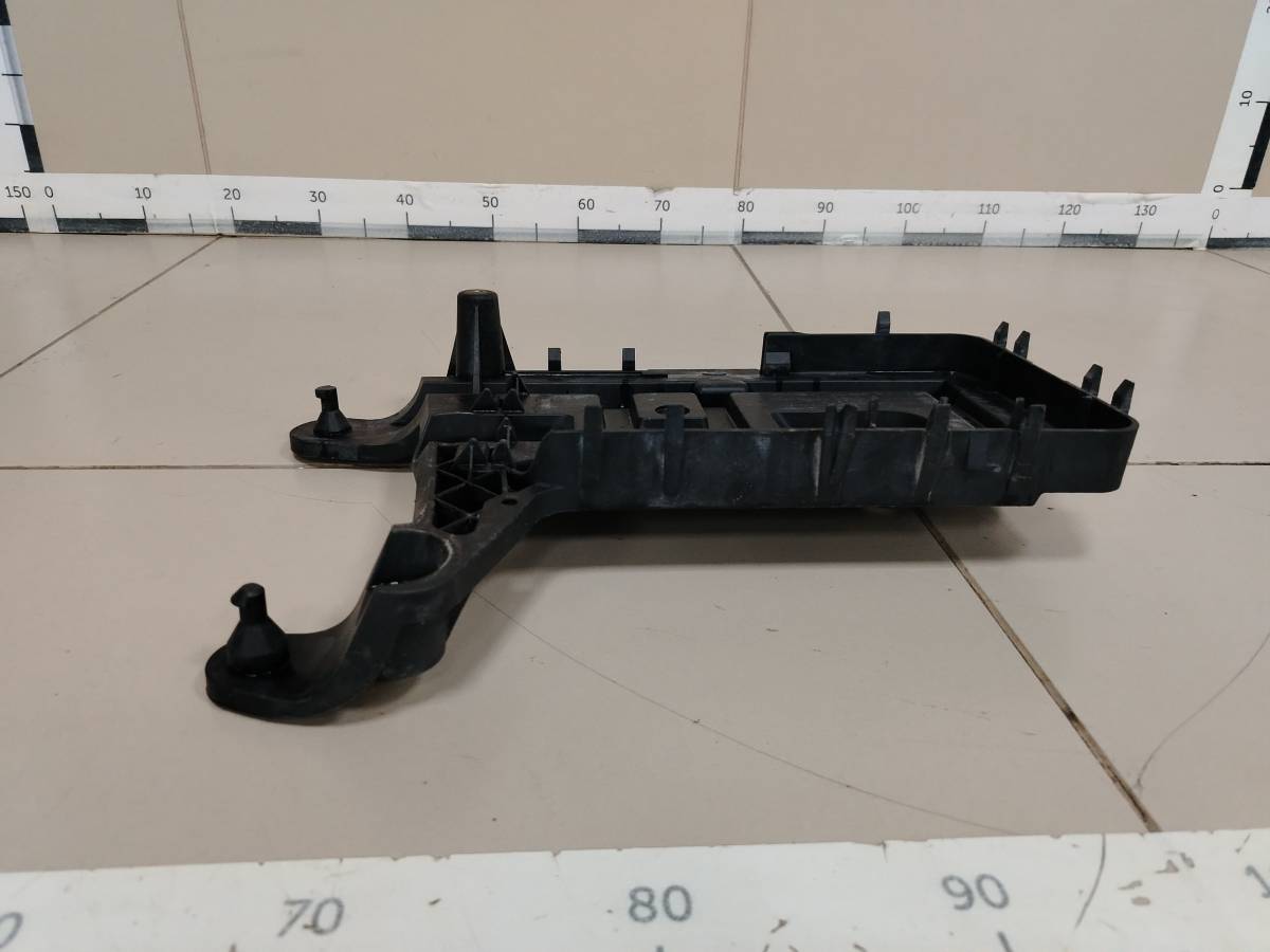 Крепление аккумулятора Volkswagen Passat B6 2005-2010