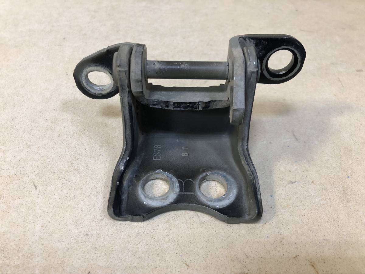 Петля двери передней правой нижняя Honda CR-V 2007-2012