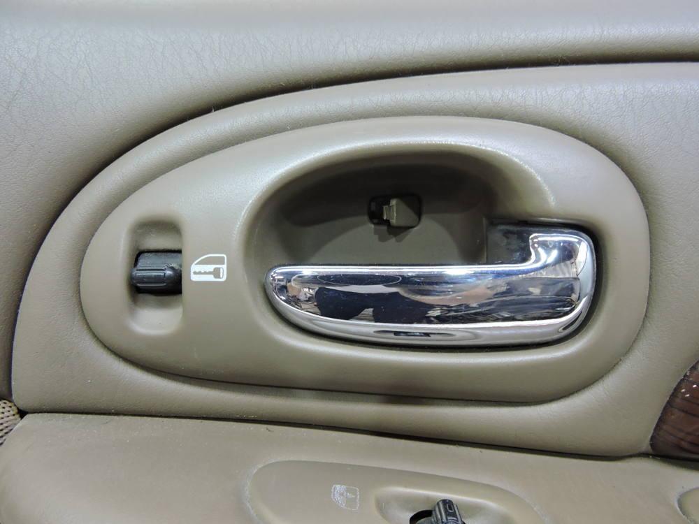 Обшивка двери передней правой Chrysler 300 (LR) 1998-2004