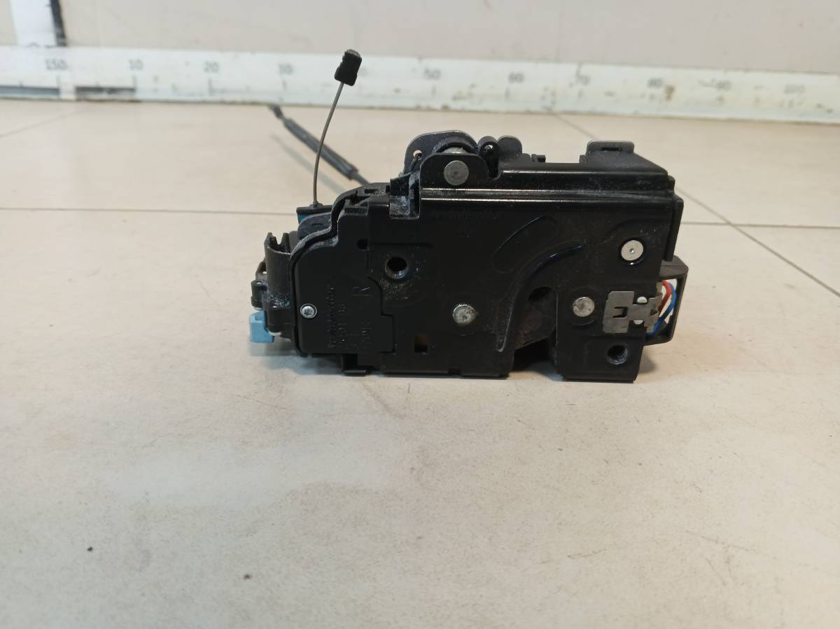 Замок двери передней правой Volkswagen Golf Plus 5 2005-2014