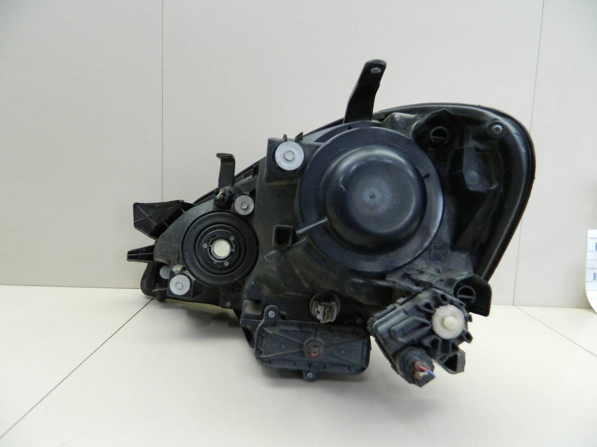 Фара правая Toyota Ipsum (M20) 2001-2009