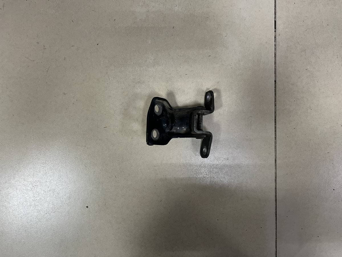 Петля двери задней правой верхняя Mazda BT-50 2006-2012