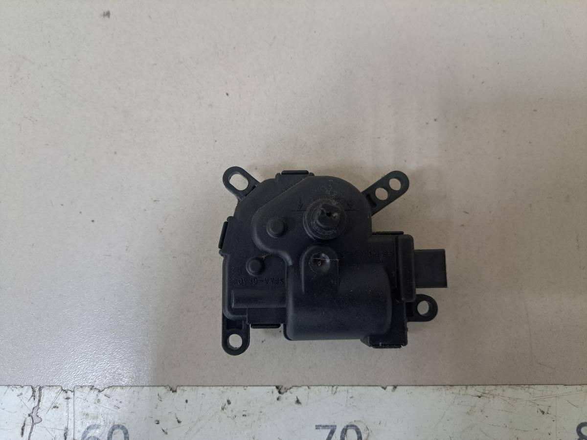 Моторчик заслонки печки Ford Fusion (JU) 2002-2012 Моторчик заслонки печки Ford Fusion (JU) 2002-2012