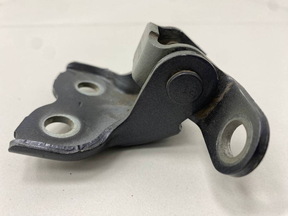 Петля двери передней правой нижняя Toyota Avensis (T250) 2003-2009