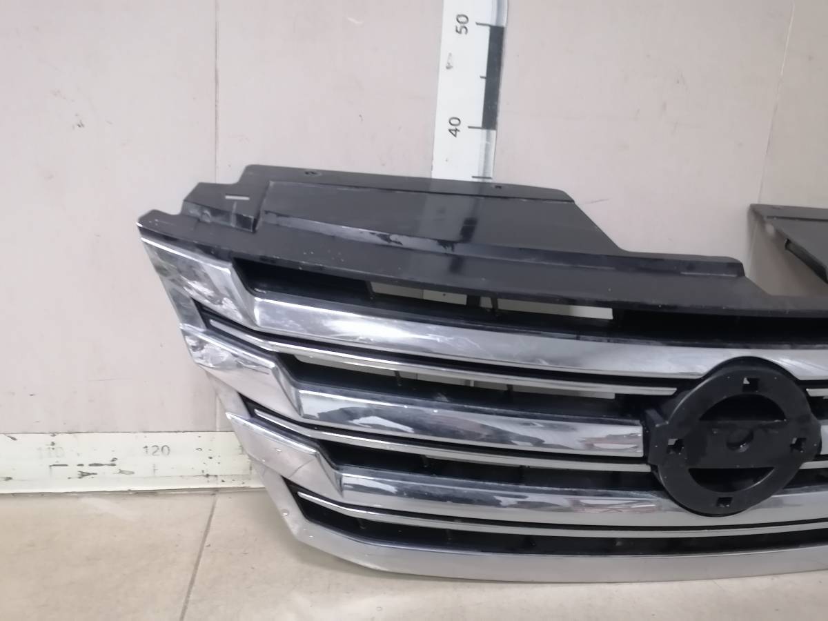 Решетка радиатора Nissan Serena 2013