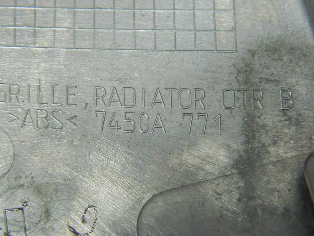 Накладка на решетку радиатора Mitsubishi Pajero/Montero 4 (V8, V9) 2007>