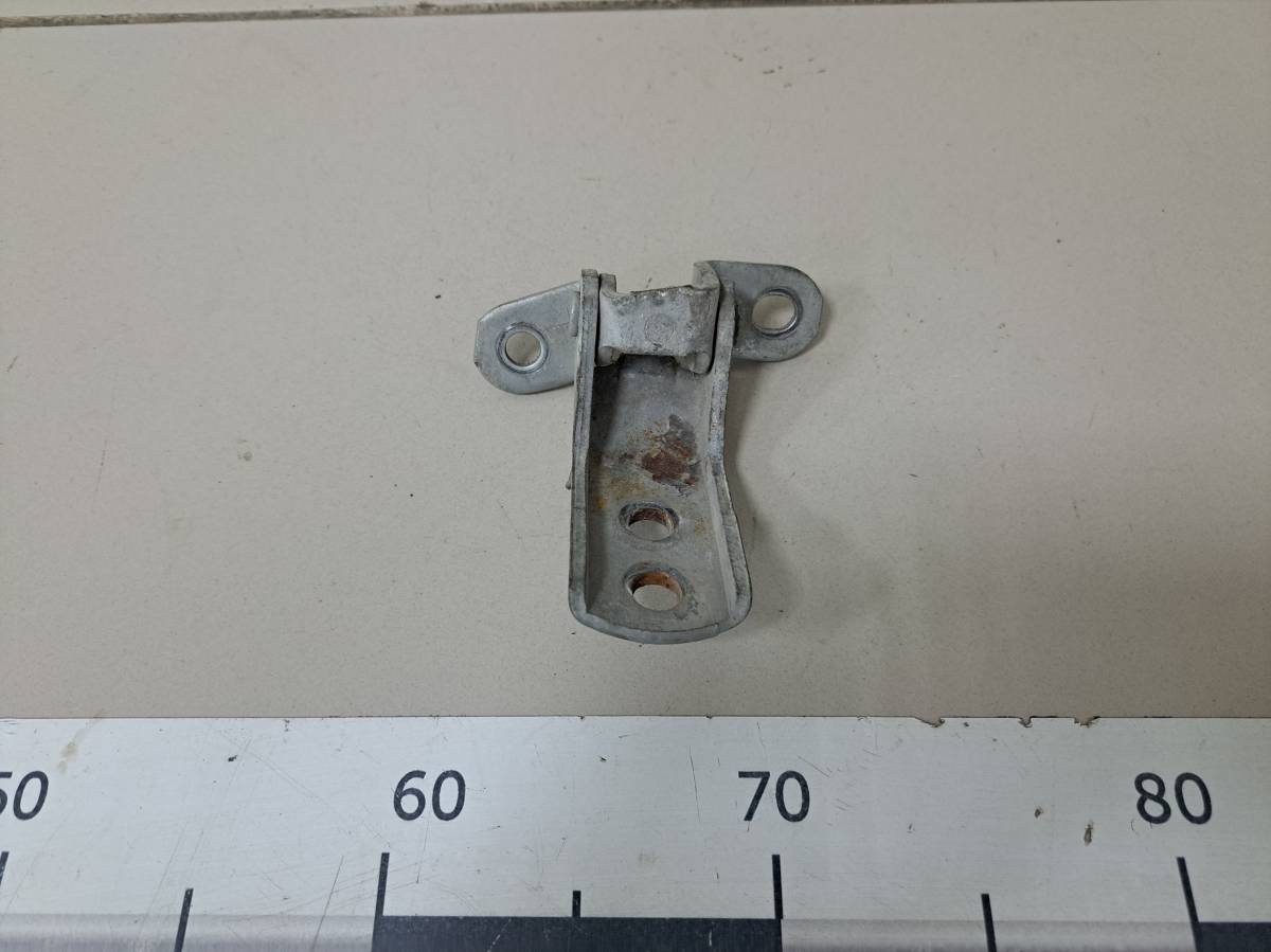 Петля двери передней правой нижняя Toyota Carina (T210) 1996-2001 Петля двери передней правой нижняя Toyota Carina (T210) 1996-2001