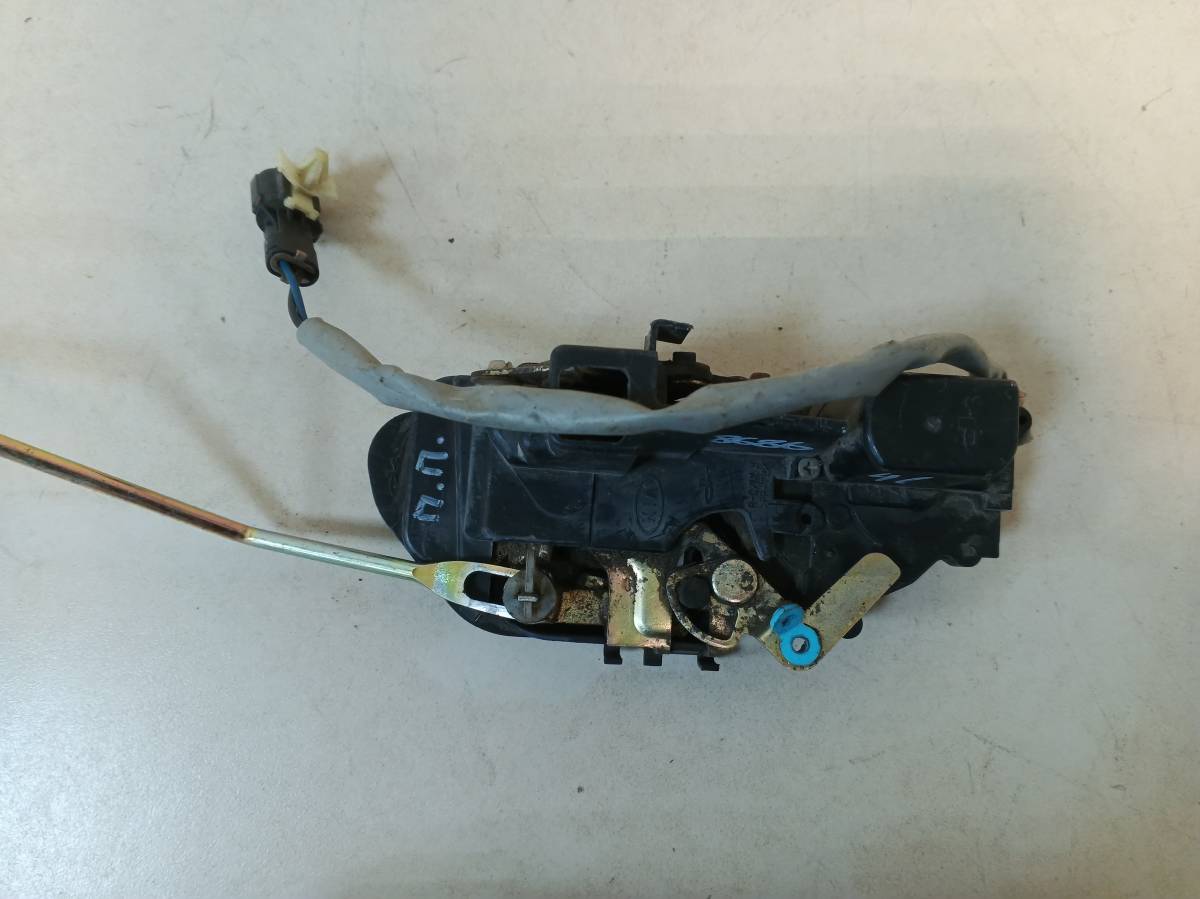 Замок двери передней правой Kia Spectra 2001-2011