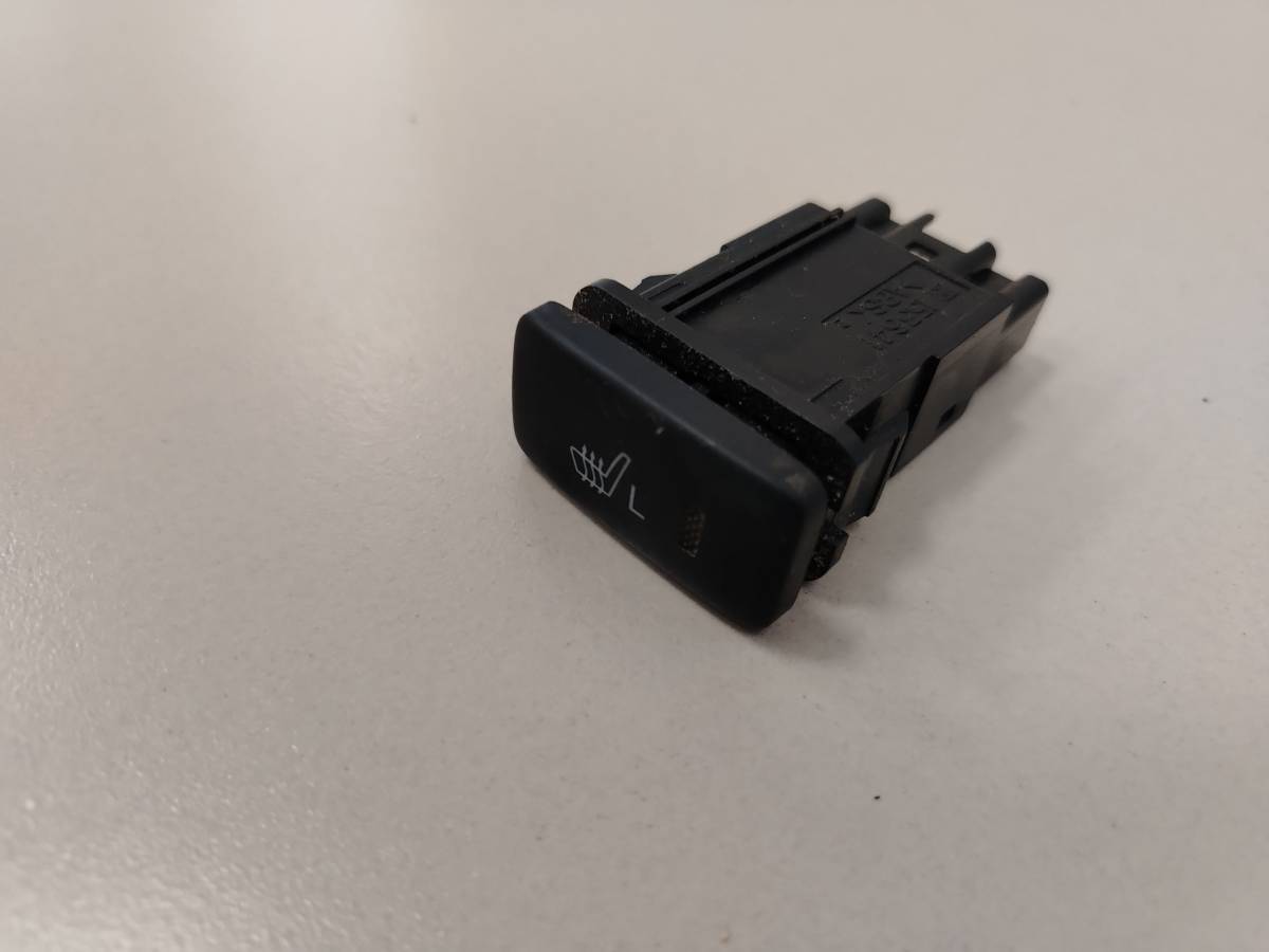 Кнопка обогрева сидений Toyota Camry (XV30) 2001-2006 Кнопка обогрева сидений Toyota Camry (XV30) 2001-2006